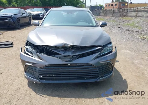 2021 Toyota Camry Le z USA, uszkodzony, nr VIN 4T1C11AK8MU553005